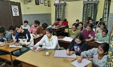 Dhanbad: झरिया में ‘वैज्ञानिक चिंतन – वैश्विक सौहार्द की राह’ पर निबंध प्रतियोगिता, युवाओं ने विज्ञान को जोड़ा जीवन से