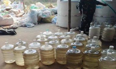 Dhanbad : टुंडी में नकली अंग्रेजी शराब की मिनी फैक्ट्री का भंडाफोड़, 10 लाख की शराब जब्त; मुख्य आरोपी फरार