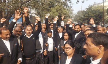 धनबाद: अधिवक्ताओं का अनिश्चितकालीन न्यायिक कार्य बहिष्कार आज से, सदर अस्पताल गेट की बाउंड्री वॉल बनी टकराव की वजह