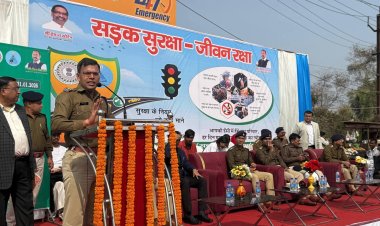 धनबाद: मेमको मोड़ बना सड़क सुरक्षा का जीवंत मंच, नियम तोड़ने वालों को सज़ा नहीं—पुलिस ने समझाया जिंदगी का मोल