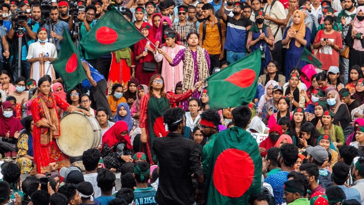 बांग्लादेश में फिर हिंदू को जिंदा जलाने की कोशिश: भीड़ ने चाकुओं से गोदा, पेट्रोल डालकर लगाई आग