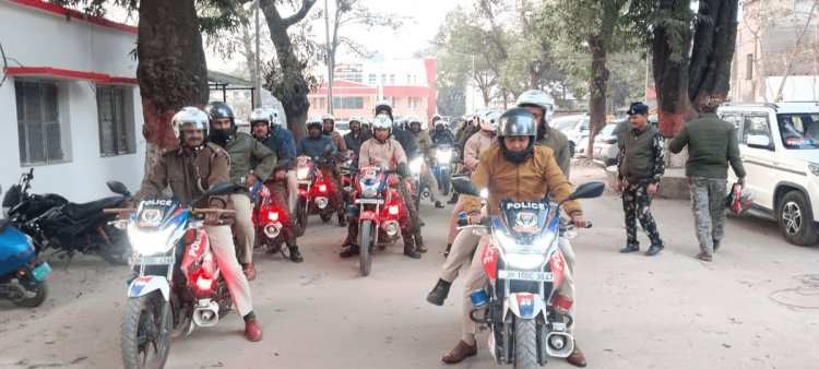 धनबाद में अपराधियों पर सख्ती का अलर्ट! सिटी हॉक्स का फ्लैग मार्च, पुलिस ने दिया साफ संदेश