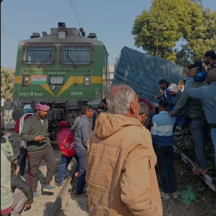 झारखंड : जसीडीह में टला बड़ा रेल हादसा, नावाडीह फाटक पर ट्रक से टकराई गोंडा–आसनसोल एक्सप्रेस