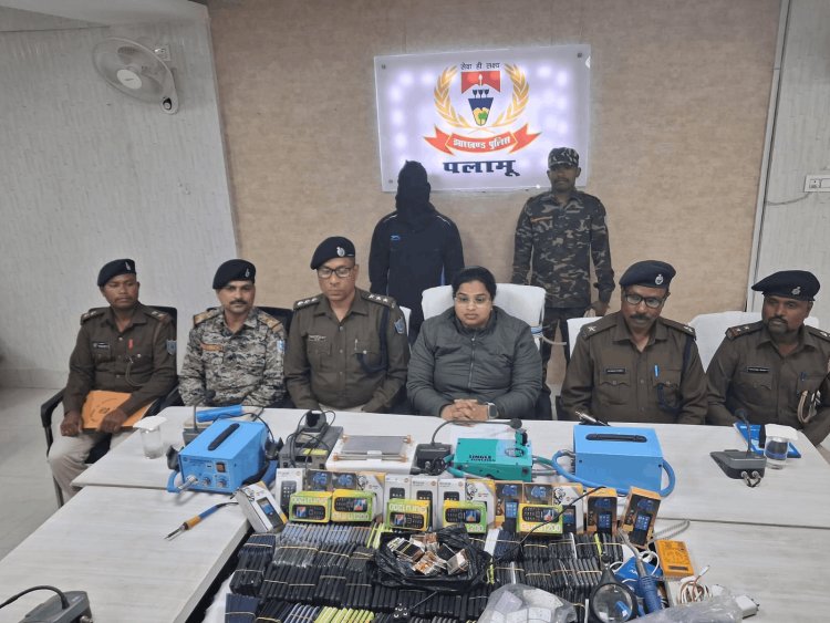 झारखंड: पलामू में अवैध ‘मिनी मोबाइल फैक्ट्री’ का भंडाफोड़, घर में चल रहा था रीफर्बिश्ड फोन का धंधा, दो गिरफ्तार