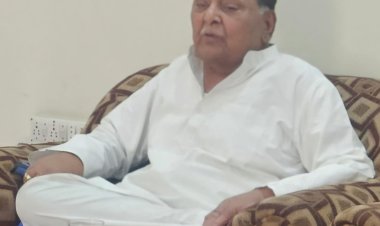 Dhanbad News: 87वें जन्मदिन पर समाजसेवा की मिसाल बने परशुराम सिंह, स्कूली व नेत्रहीन बच्चों को कराया भोजन