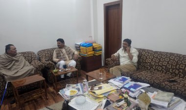 Dhanbad Nigam Chunav 2026: भाजपा समर्थित मेयर उम्मीदवार संजीव अग्रवाल ने लिया परशुराम सिंह का आशीर्वाद