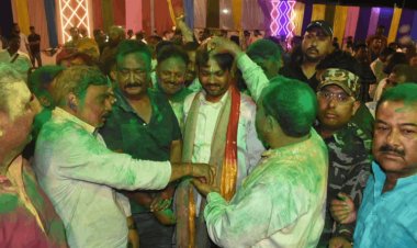 धनबाद: 8.5 साल बाद ‘सिंह मेंशन’ में लौटी होली की धूम, मेयर संजीव सिंह-MLA रागिनी सिंह संग रंगों में डूबा शहर