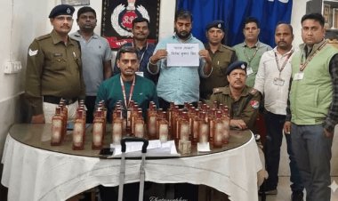 धनबाद स्टेशन पर ट्रेन से शराब तस्करी का खेल फेल, RPF ने 48 बोतलों के साथ आरोपी गिरफ्तार