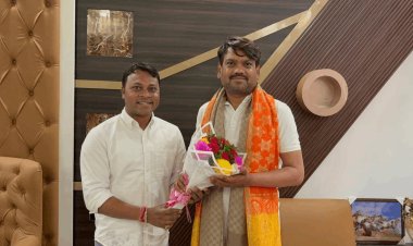 धनबाद की सियासत में नई हलचल: JLKM समर्थित प्रकाश महतो ने सिंह मेंशन पहुंच मेयर संजीव सिंह से की मुलाकात