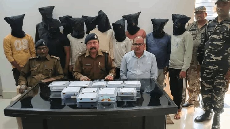 देवघर में साइबर गैंग का पर्दाफाश: जंगल से 11 ठग गिरफ्तार, फर्जी कस्टमर केयर बनकर करते थे लाखों की ठगी