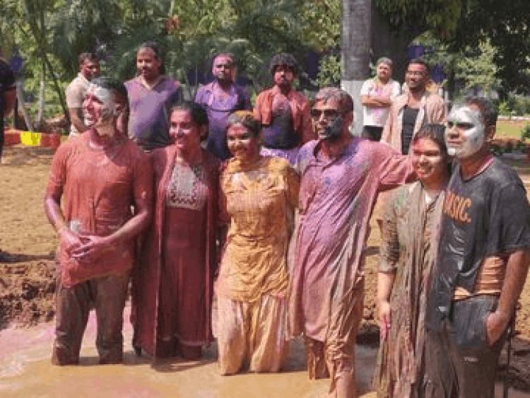 धनबाद में अफसरों की होली: डीसी-एसएसपी आवास पर रंग, ढोल और एकजुटता का संदेश