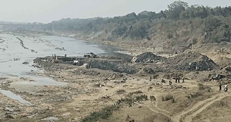 धनबाद में दामोदर नदी किनारे मोहाना बनाकर हो रहा अवैध कोयला खनन, सरयू राय ने उठाये सवाल