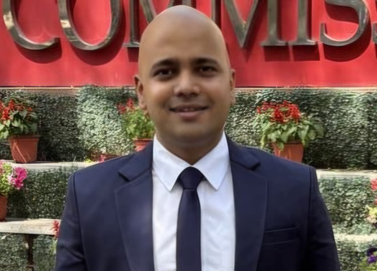 धनबाद का ‘आकाश’ छू गया आसमान: किराना दुकानदार के बेटे ने IPS के बाद हासिल की IAS की मंजिल