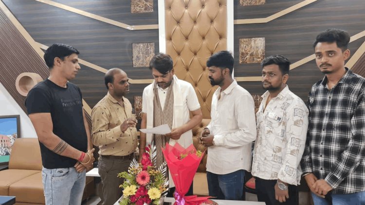 झरिया में गंदे पानी से हाहाकार! ‘परेशान झरिया’ टीम पहुंची मेयर संजीव सिंह के पास, झमाडा को तुरंत सुधार का आदेश