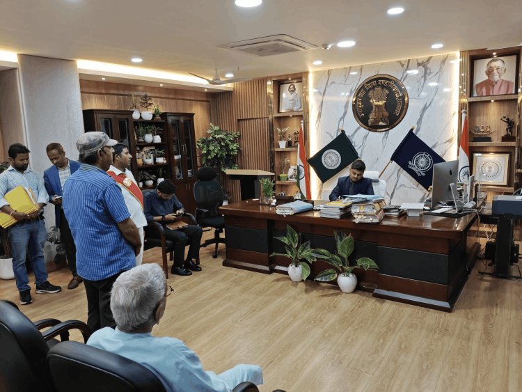 धनबाद: जनता दरबार में डीसी ने सुनी लोगों की समस्याएं, अधिकारियों को दिया त्वरित समाधान का निर्देश