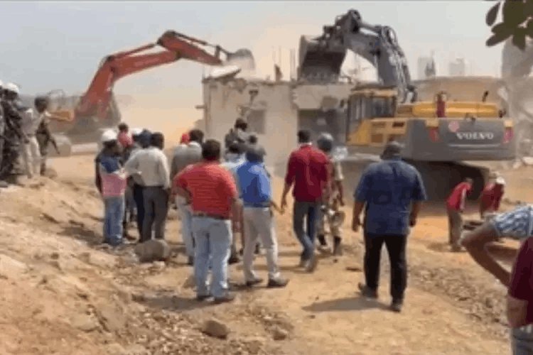 झारखंड: हजारीबाग में बड़ा बुलडोजर एक्शन: केरेडारी में पूर्व मंत्री योगेंद्र साव का घर ध्वस्त
