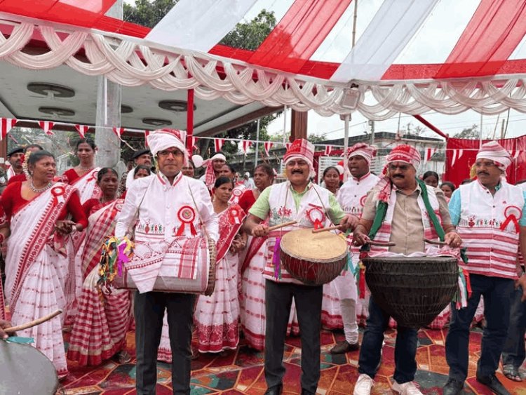 Dhanbad: मांदर की थाप पर झूमा पुलिस महकमा, सरहुल में SSP प्रभात कुमार ने दिया समरसता का संदेश