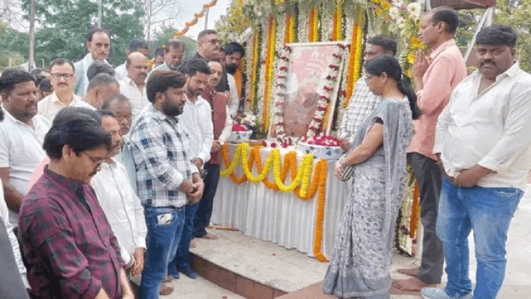 धनबाद में ‘मैं भी नीरज’ की श्रद्धांजलि:. नीरज सिंह की पुण्यतिथि पर उमड़ा जनसैलाब, मरीजों के बीच बांटे फल