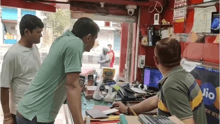 धनबाद शहर में चोरों का दुस्साहस: मोबाइल व दवा दुकान में लाखों की चोरी, CCTV काटकर सबूत मिटाए”