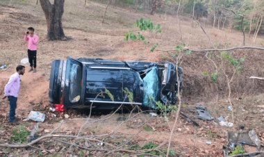 बिहार: बांका में  कार-बाइक की भीषण टक्कर, खाई में गिरी कार; बुजुर्ग समेत 3 की मौके पर मौत, 4 घायल