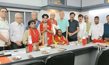 धनबाद: शहीद चंद्रशेखर आजाद के पौत्र ने शक्ति मंदिर में टेका माथा, भव्य स्वागत से गूंजा परिसर