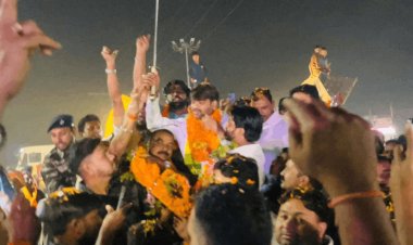 धनबाद: मेयर संजीव सिंह की आभार यात्रा में कतरास में उमड़ा जनसैलाब: फूलों की बारिश से हुआ भव्य स्वागत