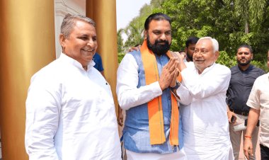 बिहार: “कंधे पर हाथ, सियासत में संकेत! Nitish Kumar और Samrat Choudhary की मुलाकात से  राजनीति में हलचल”