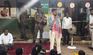 धनबाद के दूरस्थ गांवों में पहुंचे DC आदित्य रंजन, संध्या चौपाल में सुनी जनता की आवाज; आत्मनिर्भर गांव बनाने पर जोर