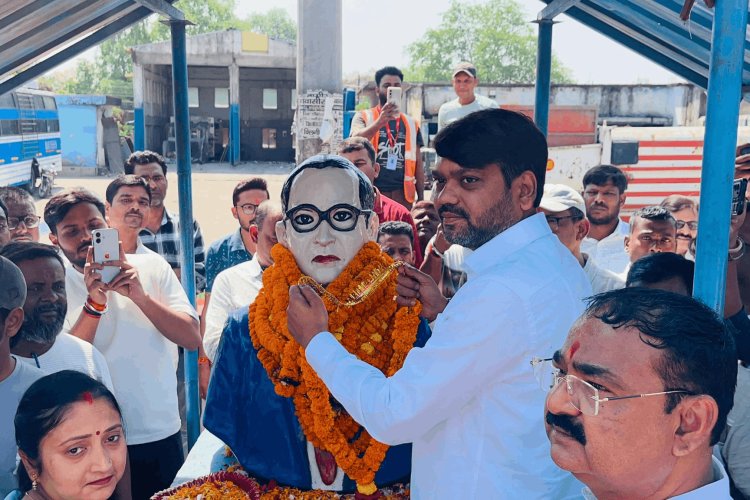 मेयर संजीव सिंह ने बाबा साहब अंबेडकर जी की तस्वीर पर माल्यार्पण कर उन्हें श्रद्धापूर्वक