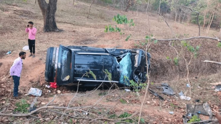 बिहार: बांका में  कार-बाइक की भीषण टक्कर, खाई में गिरी कार; बुजुर्ग समेत 3 की मौके पर मौत, 4 घायल