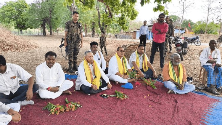 VIP कल्चर को ठेंगा! चतरा के सांसद कालीचरण सिंह ने लाइन में लगकर लिया भोजन, सादगी ने जीता दिल