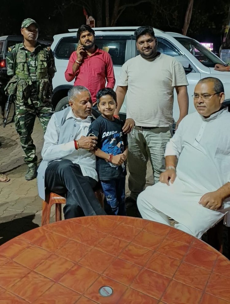 चतरा: “नन्हे दोस्तों के बीच पहुंचे सांसद कालीचरण सिंह, बच्चों संग हंसी-ठिठोली ने जीता चतरा का दिल”