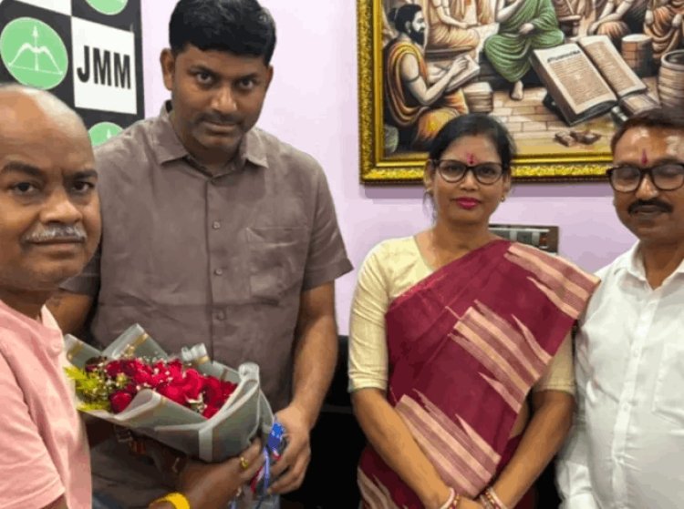 पाकुड़ में नगर परिषद अध्यक्ष शबरी पाल और उपाध्यक्ष राणा ओझा की JMM नेता पंकज मिश्रा से मुलाकात