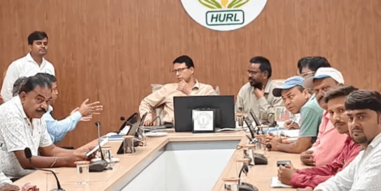 धनबाद: पानी के लिए 3 दिन का संघर्ष रंग लाया, हर्ल ने मानी मांगें—सिंदरी बस्ती में जल्द बिछेगी नई पाइपलाइन