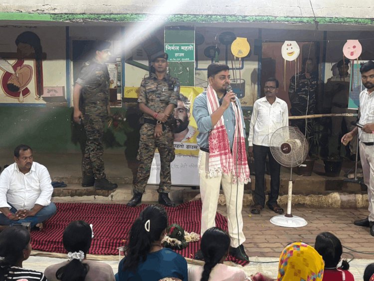 धनबाद: दूरस्थ गांवों में पहुंचे DC आदित्य रंजन, संध्या चौपाल में सुनी जनता की आवाज; आत्मनिर्भर गांव बनाने पर जोर