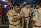 सरायढेला में पुलिस पर हमला! जमादार की वर्दी फाड़ी, गले से सोने की चेन छीनी; हथियार लूटने की भी कोशिश