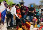 धनबाद:सेवा का एक साल पूरा: युवा संघर्ष मोर्चा ने गरीबों के बीच बांटे भोजन और छाते, समाजसेवा की बनी मिसाल