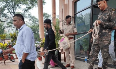 धनबाद में हाईवोल्टेज ड्रामा: नशे में धुत युवकों ने ट्रैफिक पुलिस से की मारपीट, वर्दी फाड़ी, FIR जेल