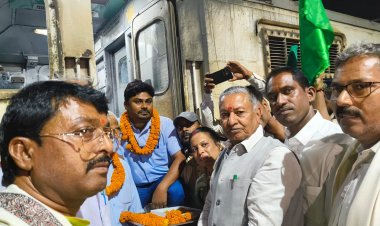 लातेहार को मिली राजधानी एक्सप्रेस की सौगात, सांसद कालीचरण सिंह ने दिखाई हरी झंडी; छात्रों-व्यापारियों को बड़ा फायदा