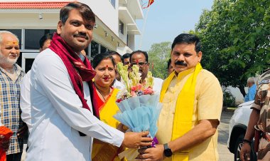 धनबाद: केंद्रीय मंत्री सतीश चंद्र दुबे पहुंचे सिंह मेंशन,रागिनी सिंह व संजीव सिंह ने किया भव्य स्वागत