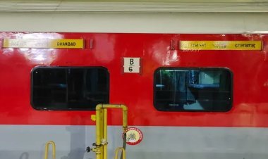 गंगा-दामोदर एक्सप्रेस के AC कोच में ‘सीक्रेट बंकर’! धनबाद RPF ने पकड़ी विदेशी बियर की खेप