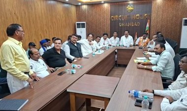 धनबाद कांग्रेस में महाभारत! ‘गुप्त बैठक’ में फूटा गुस्सा, जिला अध्यक्ष पर संतोष सिंह पर लगे गंभीर आरोप