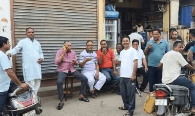 “VIP कल्चर से दूर, पान दुकान पर दोस्तों संग दिखे चतरा सांसद काली बाबू… सादगी ने फिर जीता लोगों का दिल”