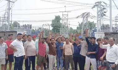 धनबाद: झरिया में 12 घंटे का ब्लैकआउट, जनता सड़क पर… विधायक रागिनी सिंह ने खुद संभाला मोर्चा