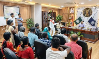 धनबाद डीसी आदित्य रंजन का जनता दरबार: जमीन हड़पने, फर्जी डीड और पेंशन-आवास की पहुंची शिकायतें