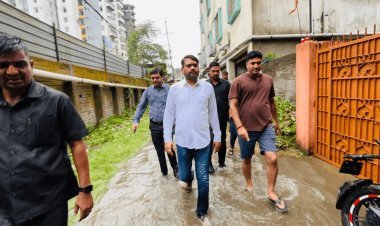 धनबाद: “बारिश बनी आफत तो एक्शन मोड में दिखे मेयर संजीव सिंह, सड़क से नाली तक खुद संभाला मोर्चा”