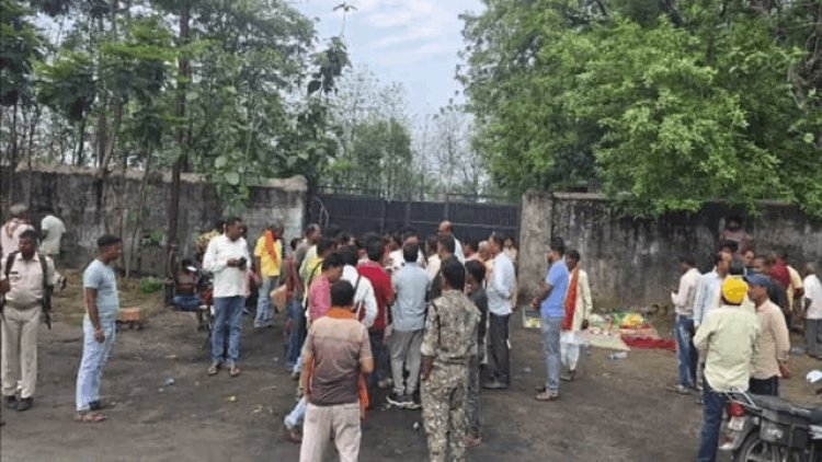 धनबाद: राजगंज में अवैध कोयला डिपो के पास हाइवा से कुचलकर युवक की मौत; शव छिपाने के आरोप पर हंगामा