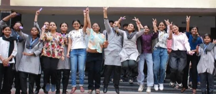 CBSE 12th Result 2026: धनबाद की बेटियों ने रचा इतिहास, साइंस से आर्ट्स तक लड़कियों का कब्जा