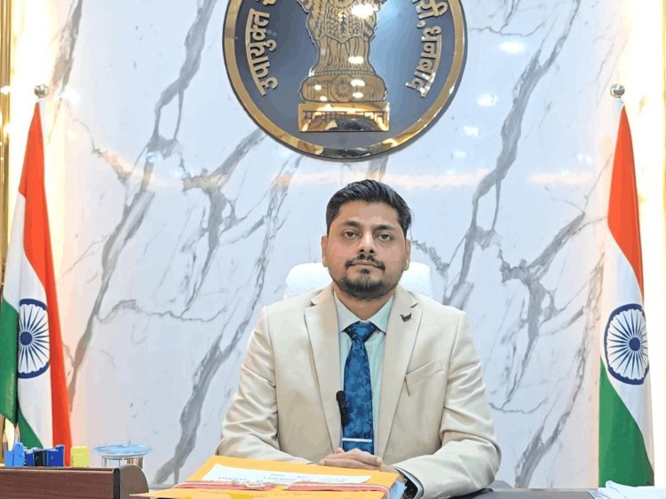 धनबाद: अफवाहों पर ध्यान नहीं दे, DC आदित्य रंजन बोले- “घबराएं नहीं, पर्याप्त स्टॉक मौजूद”