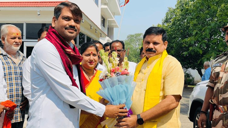 धनबाद: केंद्रीय मंत्री सतीश चंद्र दुबे पहुंचे सिंह मेंशन,रागिनी सिंह व संजीव सिंह ने किया भव्य स्वागत